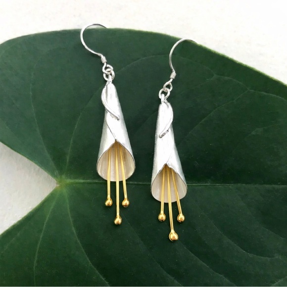 “Alluring Lily” Delicate Calla Flower Floral Tiered Stamen Chandelier Earrings - Picture 3 of 11